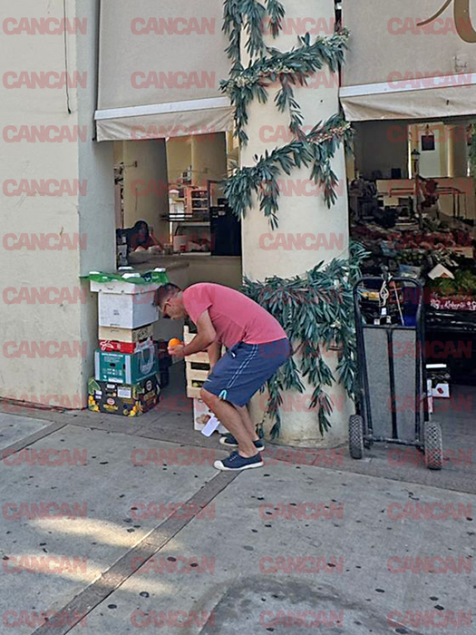 Dan Negru este interesat de prețul fructelor, într-o piață din Ibiza