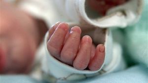 Drama unui bebeluș venit pe lume după ce un bătrân a violat o adolescentă de 14 ani. DGASPC a intervenit de urgență