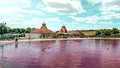 Lacul roz cu ape vindecătoare de lângă România se află într-un sat cu o istorie de 600 de ani