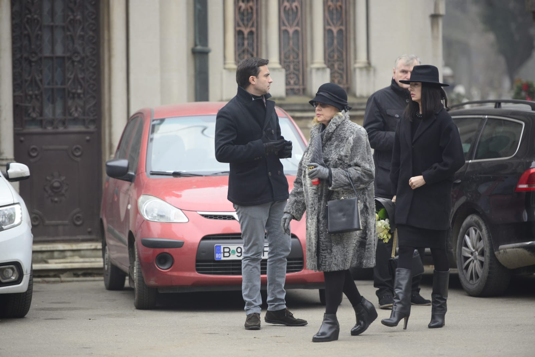 Primele imagini cu familia îndurerată a Cristinei Țopescu. Sicriul cu trupul neînsuflețit al jurnalistei, depus la capela Cimitirului Bellu