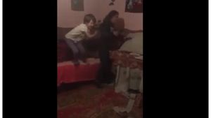 Imagini șocante! Doi copii își bat mama, sub supravegherea tatălui. Poliția s-a sesizat din oficiu