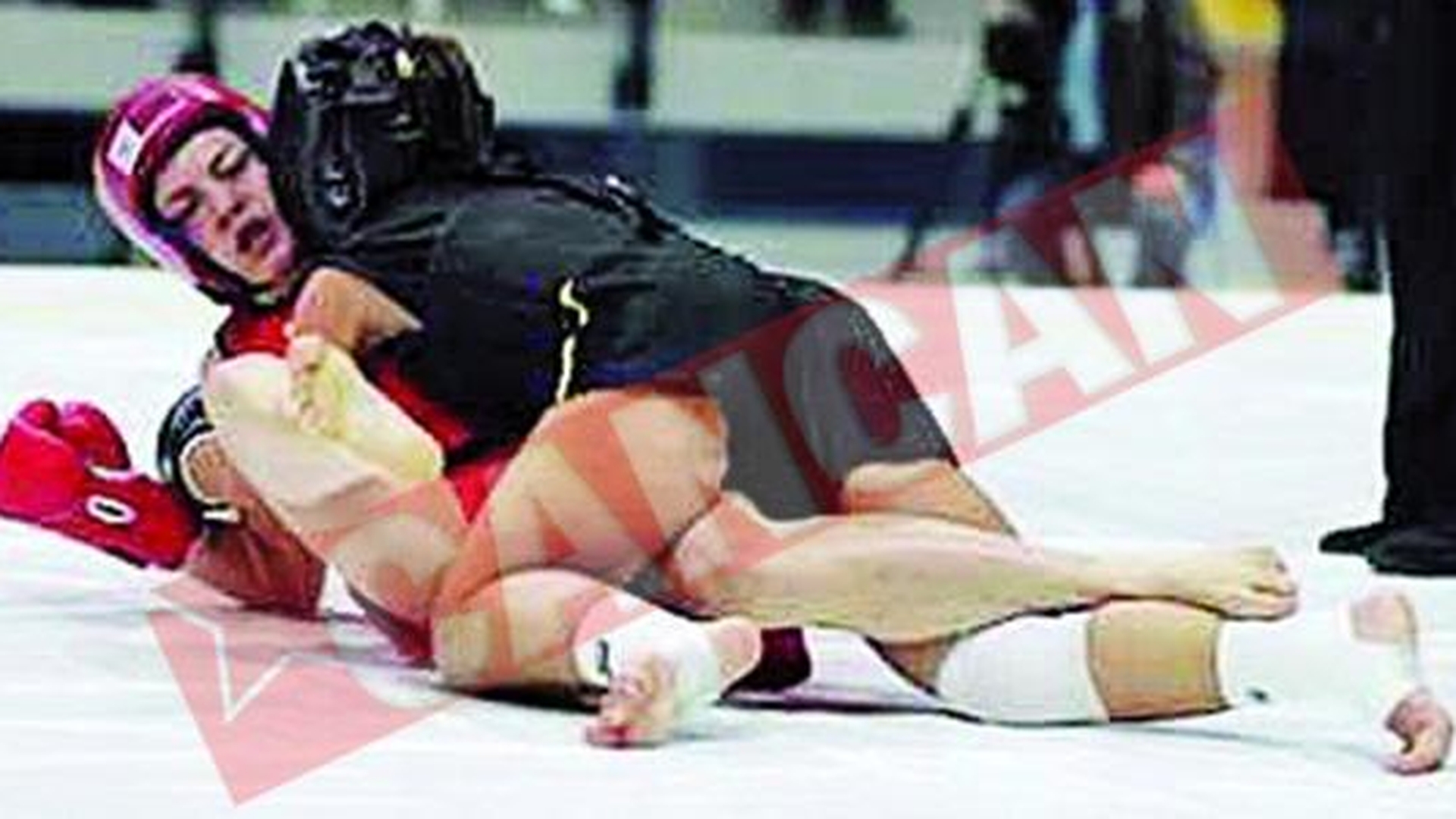 "Diva wushu" face spectacol pe internet