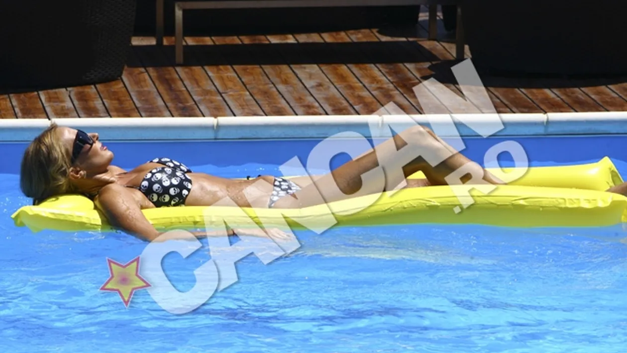 Crina Abrudan e mai periculoasa ca moartea! Arata bestial la piscina intr-un costum de baie plin cu imaginile barbatilor morti dupa ea