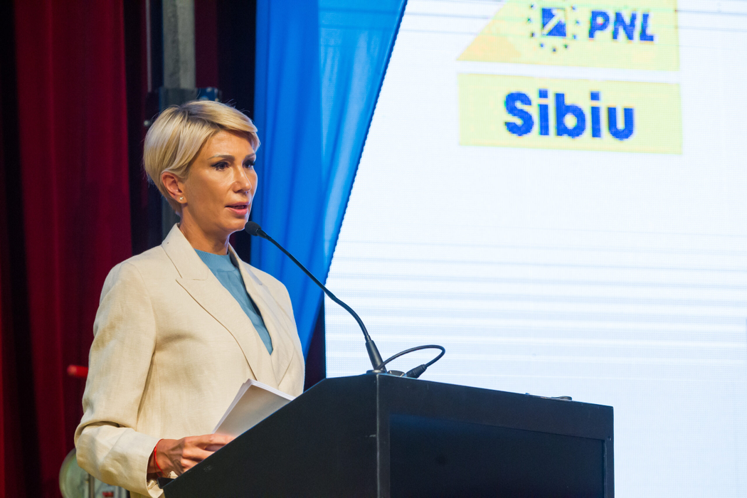 Raluca Turcan se adreseaza delegatilor ce participa la sedinta Comitetului de Coordonare Judetean al Partidului National Liberal Sibiu pentru alegerea unei noi conduceri a filialei locale a PNL, vineri, 6 august 2018, la Sibiu. OVIDIU MATIU / MEDIAFAX FOTO