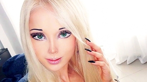 Ţi-o mai aminteşti pe „păpuşa umană“ BARBIE! Aşa arată fără pic de machiaj, iar imaginile au devenit rapid virale