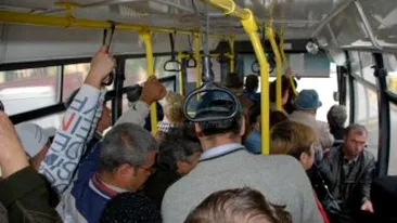 Întâmplare halucinantă într-un autobuz aglomerat din Iași! O femeie a fost deranjată de „ceva” din pantalonii unui bărbat: „După încă două stații și câteva frânări...”