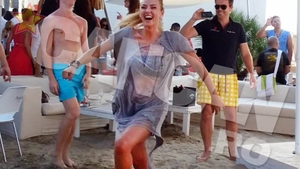 Nu-i de mirare ca a castigat “Dansez pentru tine”! Roxana a facut spectacol pe o plaja din Mamaia! In ce fel se poate misca!