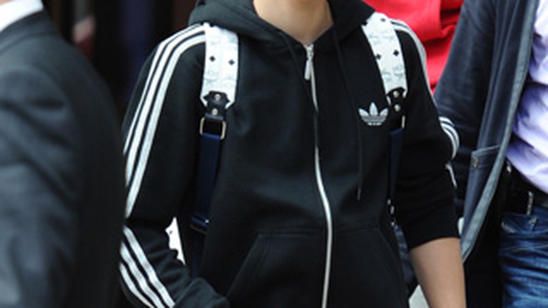 S-au calcat pe picioare si si-au dat coate in coaste ca sa-l atinga pe Justin Bieber! Vezi unde s-a intamplat!
