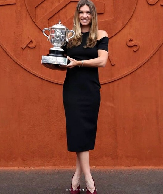 Simona Halep, gest emoționant după ce a luat trofeul Roland Garros și 2,2 milioane de euro: “Înseamnă foarte mult o secundă”