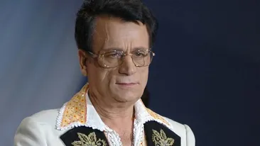 I-au împodobit locul de veci cu zeci de globuleţe şi… Familia i-a transformat mormântul lui Ion Dolănescu într-un ”brad de Crăciun”!
