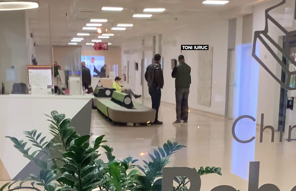 Toni Iuruc o vizitează zilnic pe mama lui, la spital / Sursă foto: CANCAN.RO