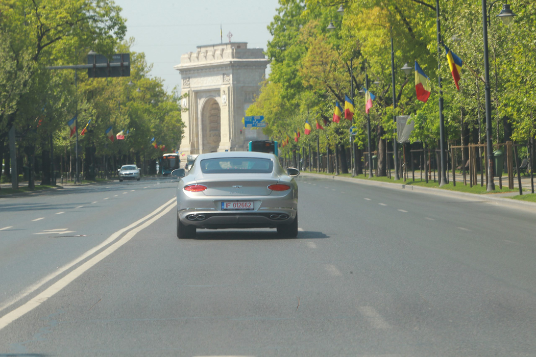 S-a dat ”liber” la semafor, iar Toni a ”călcat-o”