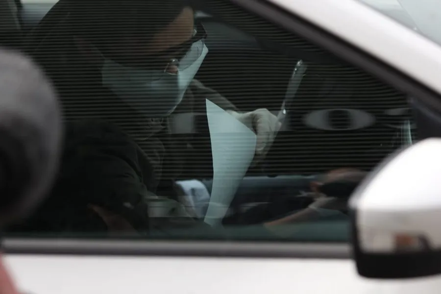 Unul dintre şoferii care a ieşit astăzi pe străzile din Bucureşti a fost tras pe dreapta ca să fie verificat © CANCAN.RO