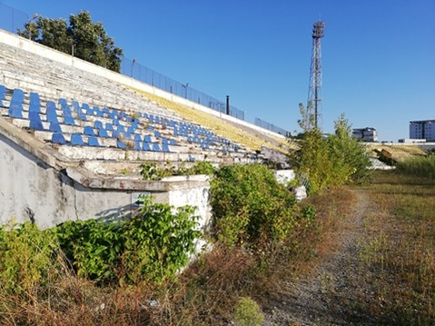 Stadionul Municipal din Bacău, fost ”Dumitru Sechelariu”, a ajuns de nerecunoscut