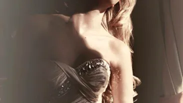 Ce sofisticata e Marina Dina! A pozat senzual intr-un decor de epoca, tolanita pe scaune!