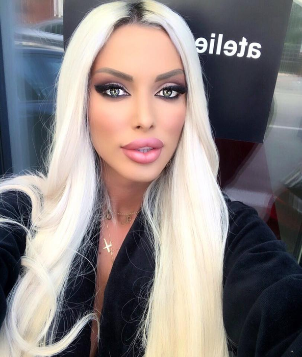 Cum a fost fotografiată Loredana Chivu sâmbătă, pe Aeroportul Otopeni. Oamenii și-au dat coate când au văzut-o
