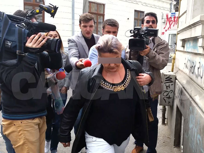 Imagini exclusive cu doctoriţa care a ajuns prima acasă la Gyuri Pascu în noaptea tragediei. A părăsit bulversată biroul procurorilor: A trecut pe roşu şi…