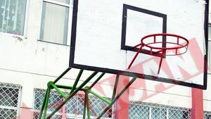 S-a spanzurat de cosul de baschet