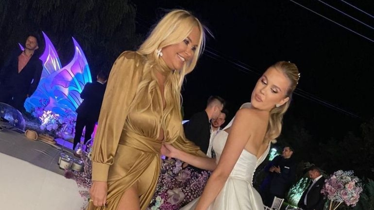 Vica Blochina, ținută super-HOT la nunta lui Emily Burghelea. Internauții au criticat-o pentru alegere