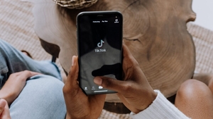 Aceste persoane nu vor mai avea voie să folosească TikTok în România. Va fi lege, trebuie să îl șteargă din telefon