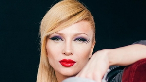 Lora a facut furori in costum de baie la plaja! Vezi cat de sexy este artista!