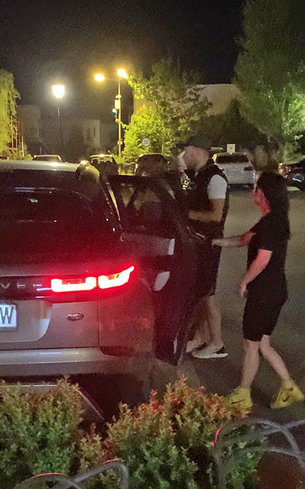 Bruneta a stat lângă Irinel Columbeanu în mașină