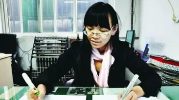 Ambidextra si inca ceva! O chinezoaica poate sa scrie simultan cu ambele maini si in limbi diferite