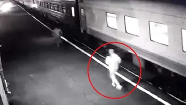 Clipe de coșmar pentru o femeie care încerca să urce într-un tren! A alunecat și i-a fost retezat piciorul