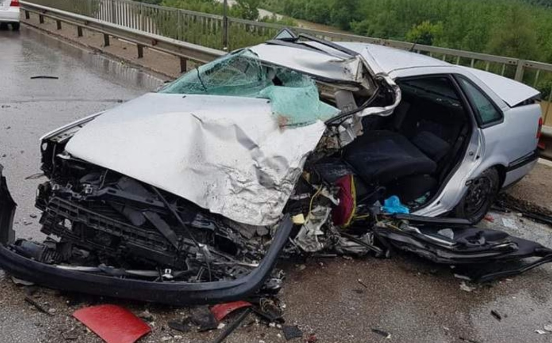 Un român a murit, soţia şi copilul lui sunt în comă, după un accident înfiorător în Bulgaria! Au fost implicate 4 autoturisme şi un TIR