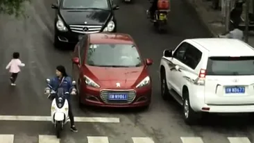 VIDEO. Imagini uluitoare! Două maşini au trecut peste o fetiţă de câţiva anişori! Ce s-a întâmplat cu ea