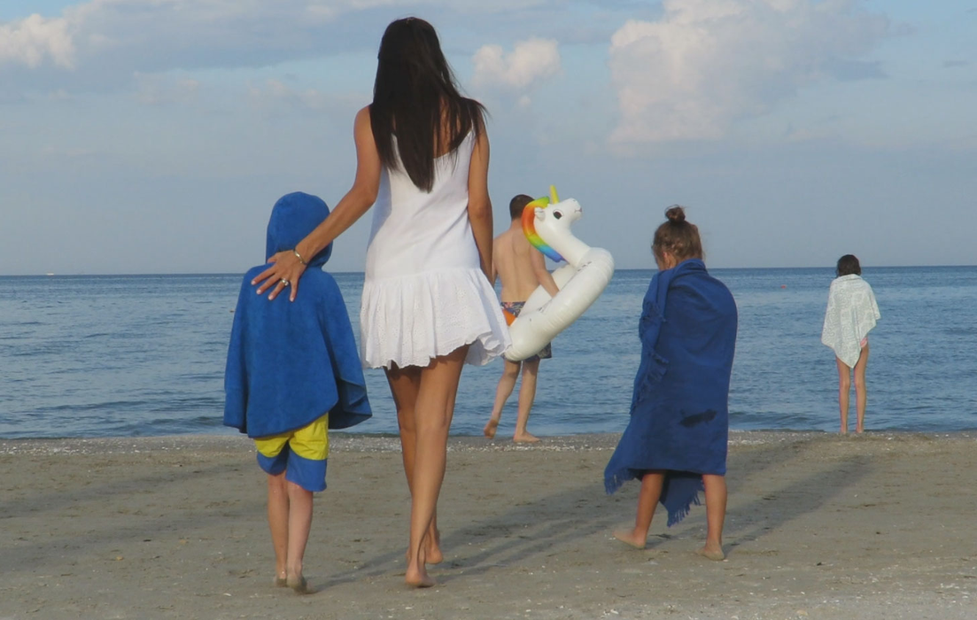 Adi Sînă și Anca Serea au fost la Mamaia împreună cu cei trei copii pe care îi au împreună