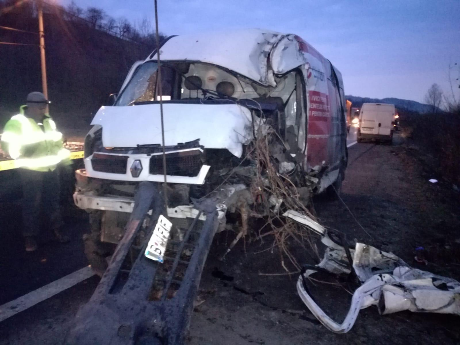 Accident mortal pe DN 1, după ce două autoutilitare s-au ciocnit. Una dintre mașini a ajuns în râul Prahova