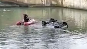 Un bărbat de 35 de ani a murit după ce a căzut cu mașina în râul Dâmbovița, de pe Podul Ciurel din București | FOTO