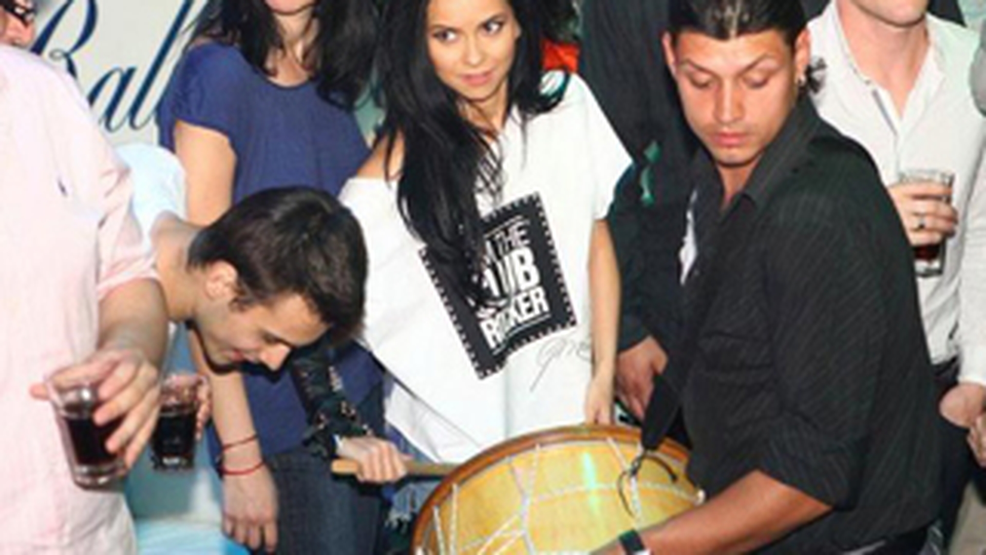 Ia uite ce se distreaza Inna la after party-ul "Balkan Music Awards 2011"!