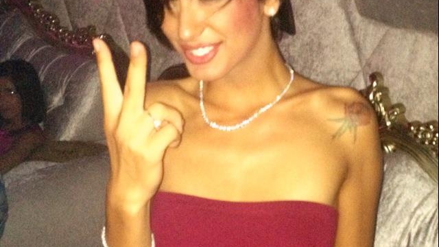 Madalina Pamfile isi bate joc de diamantele primite de la amnatul din Monte Carlo, dar strange banii de la el pentru o casa