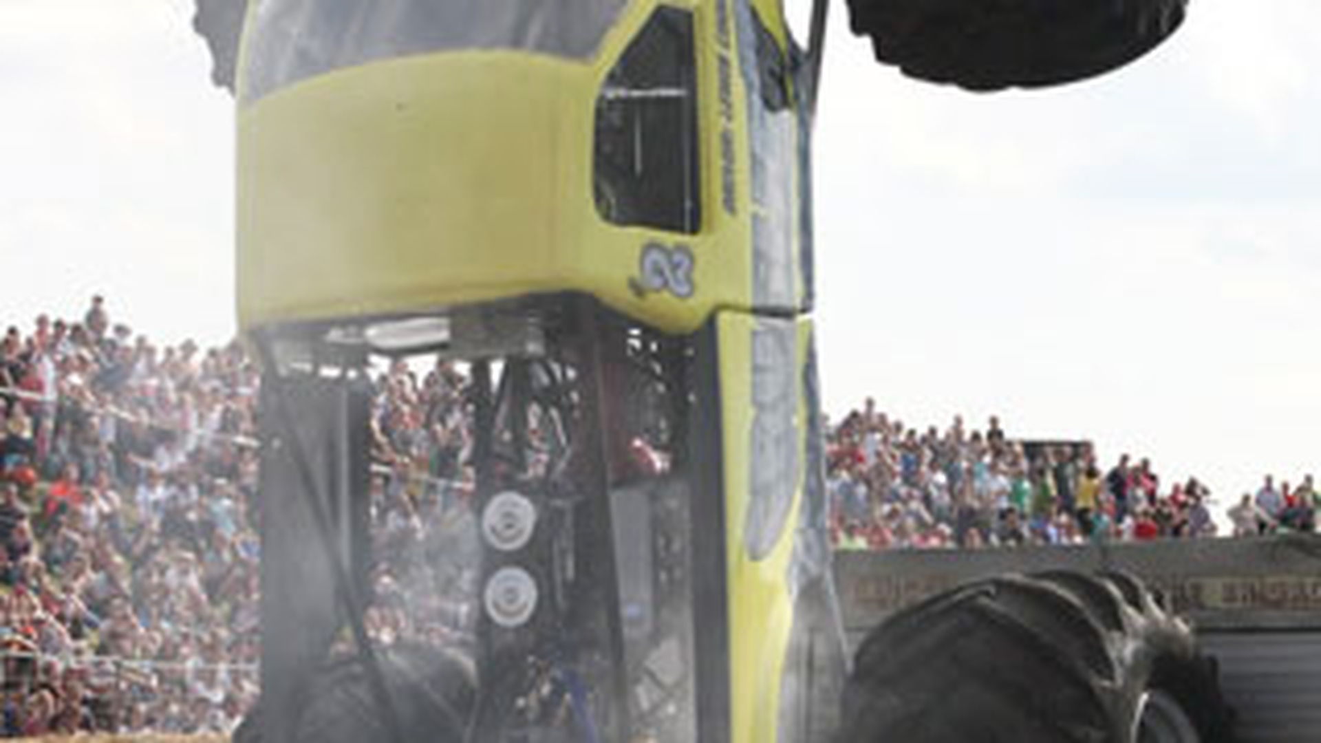 Un camion a ajuns pe verticala, in urma unei cascadorii ratate