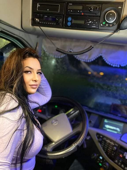 Cine este tânăra care a fost aleasă cea mai frumoasă șoferiță de TIR din România. Are 27 de ani și a renunțat la Drept în favoarea pasiunii pentru autocamioane | GALERIE FOTO