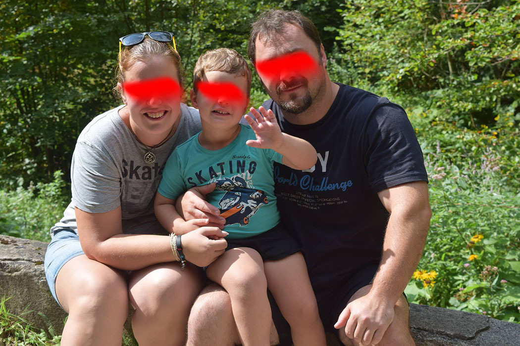 Preotul "iubăreţ", alături de soţie şi copil