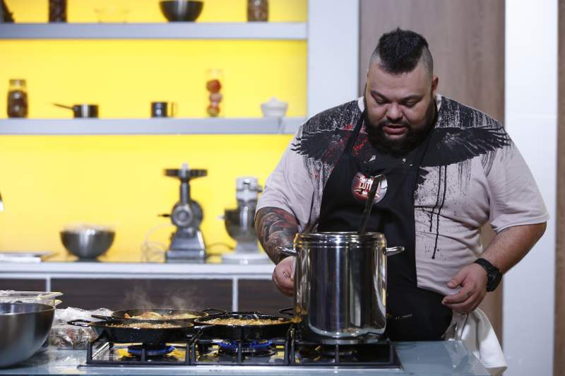 Cine este Mihai Munteanu, câștigătorul marelui trofeu ”Chefi la cuțite”