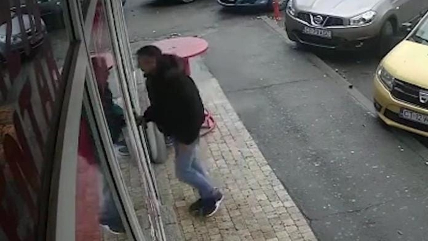 Un bărbat din Constanța a furat un portofel și a început să facă mai multe plăți cu cardul. Cine deține mai multe informații, să sune la 112. FOTO