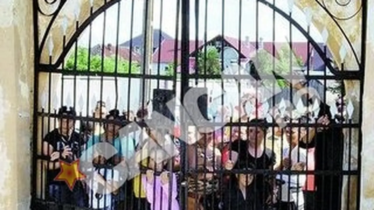 Saracii stransi la poarta cimitirului catolic din Pecica au plecat cu desaga goala! Au asteptat degeaba pomana de la studenta ucigasa