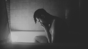 Poveste șocantă! Un tânăr de 29 de ani din Mureș a fost abuzat fizic de către doi vecini de-ai săi