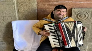 Povestea de viață a lui Fănel, românul care cântă pe străzile din Bologna ca să-și întrețină familia. I-a impresionat pe italieni!