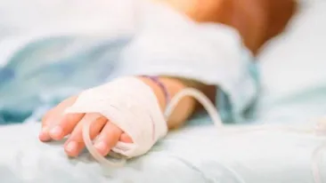 Copilă de 3 ani, moartă după ce a căzut într-o oală cu mâncare. Bucătarul asculta muzică la căști și nu i-a auzit țipetele!