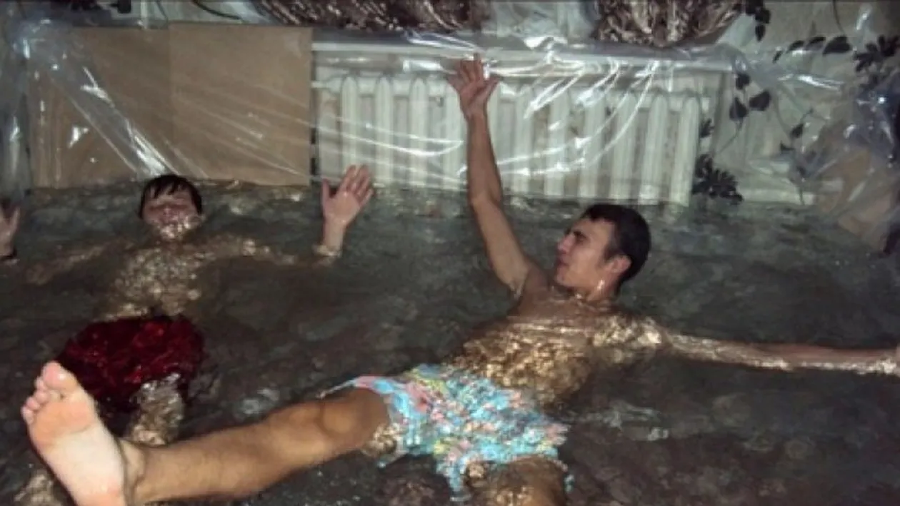 N-o să-ţi vină să crezi cum s-au răcorit mai mulţi adolescenţi ruşi într-un apartament de bloc!