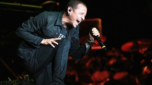 Chester Bennington ar fi copiat sinuciderea prietenului său Chris Cornell! Atenţie, imagini şocante!