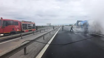 Pericol de explozie pe A1. O cisternă cu benzină și motorină a luat foc| VIDEO