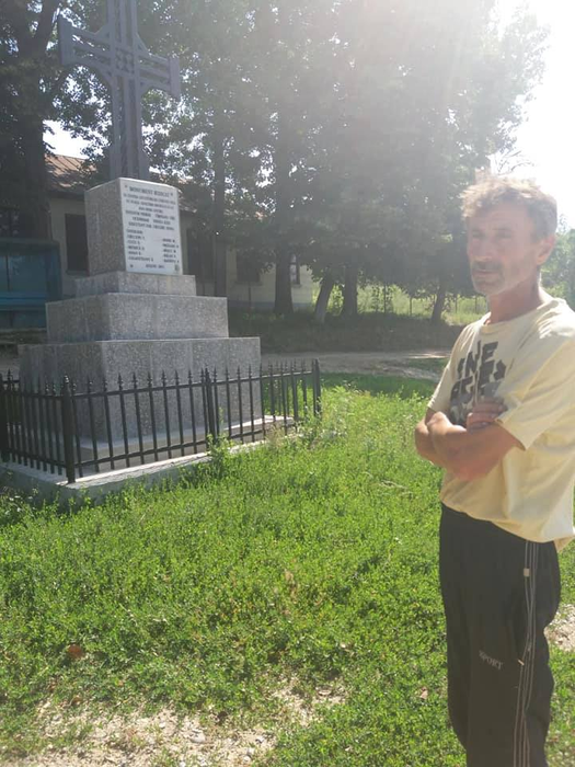 Monumentul ridicat în cinstea asfaltării stârnește controverse
