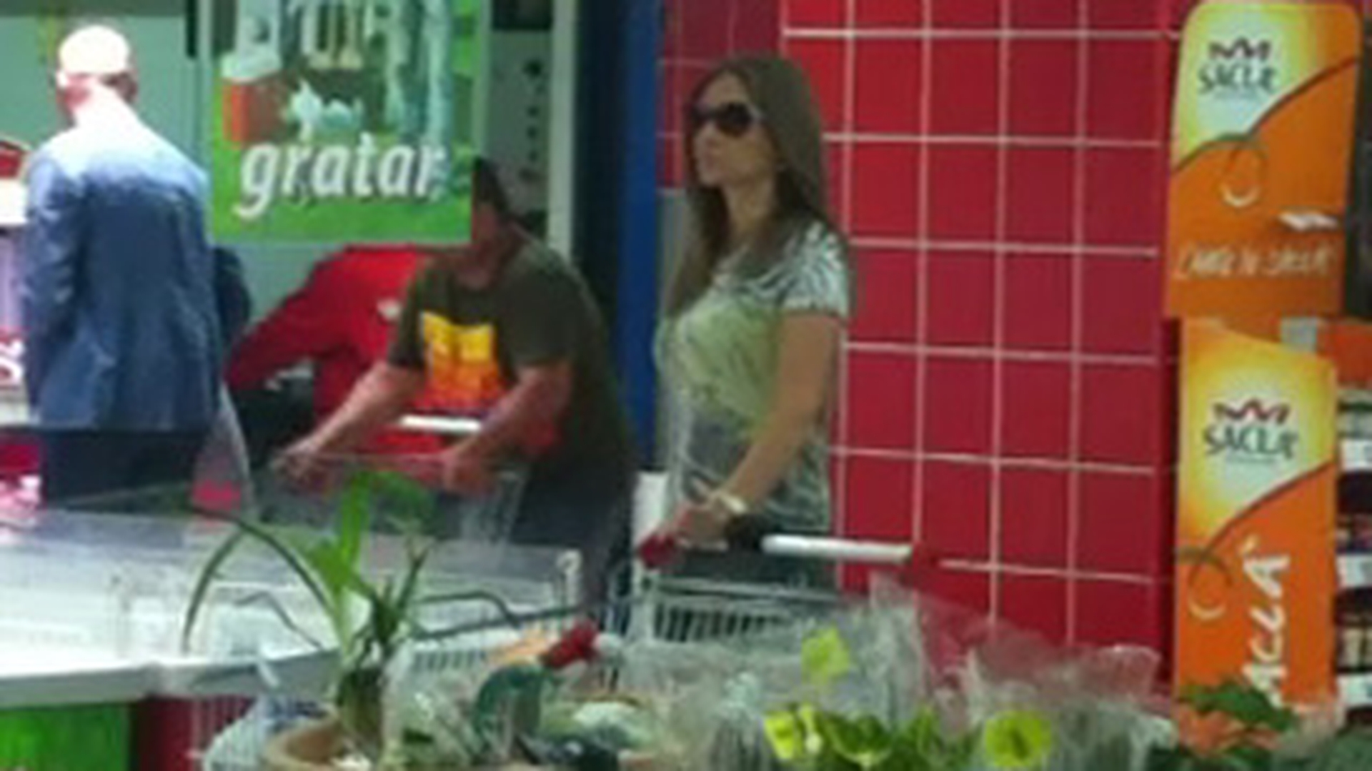 VIDEO Romanita face cumparaturi pe banda rulanta de la Carrefour