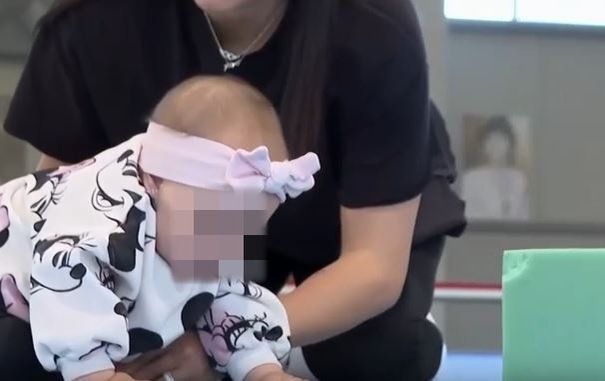 Larisa Iordache și-a dus fiica de câteva luni în sala de gimnastică. Sursă: Captură TV